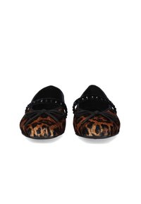 Bailarinas con un diseño de print de leopardo en tonos de marrón y negro. Presentan una tira negra adornada con cuentas y un lazo en cada zapato.
