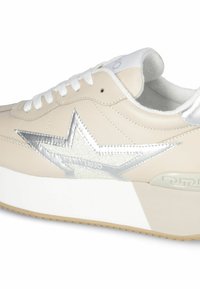 Sneaker in pelle beige con dettaglio a forma di stella argento, lacci bianchi e suola spessa bianca e beige. Gli accenti texture aggiungono interesse visivo.