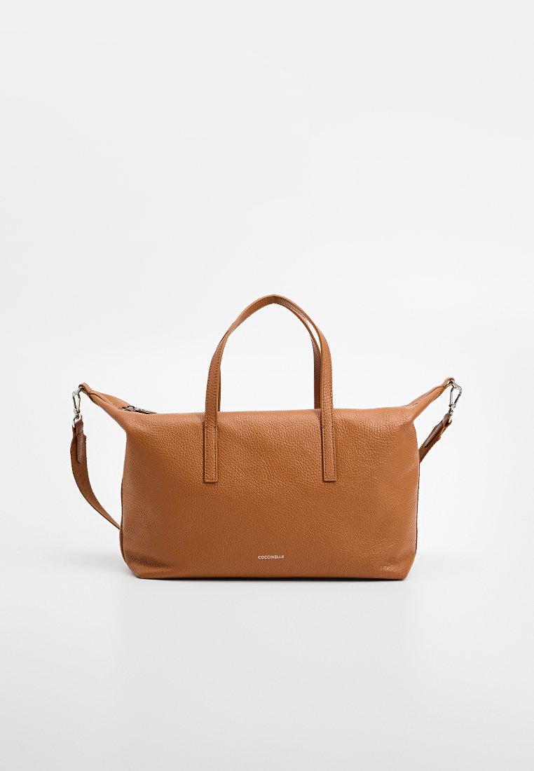 Brązowa torba tote z skórki o teksturowanym wykończeniu, z dwoma górnymi uchwytami i regulowanym paskiem na ramię. Posiada minimalistyczne logo z przodu.