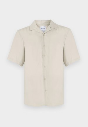 Chemise beige à manches courtes avec un col classique, fermeture à boutons sur le devant, texture de tissu lisse et ourlet droit.