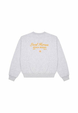 Szara bluza z okrągłym dekoltem, z prążkowanymi mankietami i paskiem. Na plecach w żółtym kolorze napis "Local Heroes Beach Resort EST. 2013."