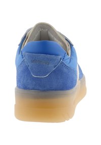 Zapatilla azul de ante con suela de goma translúcida, cuello acolchado y texto de la marca "victoria" en la lengüeta trasera del talón.