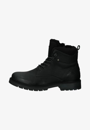 Botas de tobillo de cuero negro con parte superior texturizada, puntera redonda, cordones en la parte delantera y suela de goma. Presentan un cuello acolchado y un lazo para facilitar el calzado.
