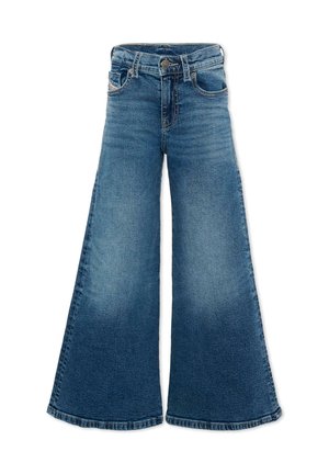 Jean en denim bleu à jambes larges avec cinq poches et une fermeture à bouton, présentant une texture délavée sur l’avant des cuisses et sur le bas des jambes.