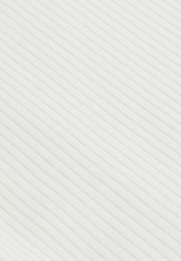 Valkoinen kangas, jossa on hienovarainen poimuinen rakenne, ja tiheästi sijoitettuja pystysuoria viivoja. Pehmeä ja sileä tekstuuri, sopii vaatteisiin tai verhoiluun.