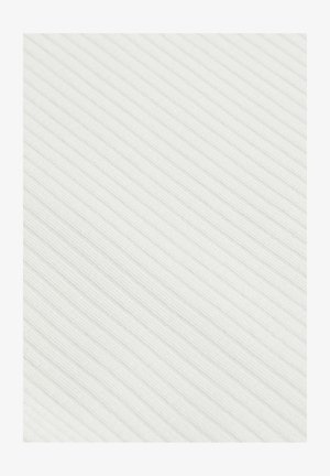 Valkoinen kangas, jossa on hienovarainen poimuinen rakenne, ja tiheästi sijoitettuja pystysuoria viivoja. Pehmeä ja sileä tekstuuri, sopii vaatteisiin tai verhoiluun.