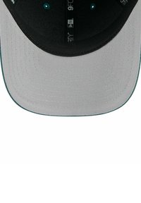 Grauem Cap mit schwarzem Schirm, das eine glatte Textur und kontrastierende türkisfarbene Akzente aufweist. Enthält Markendetails entlang des inneren Bands.