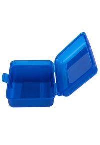 Lunch box blu in plastica con coperchio trasparente, forma quadrata, design con cerniera e una piccola maniglia. L'interno è aperto e spazioso.