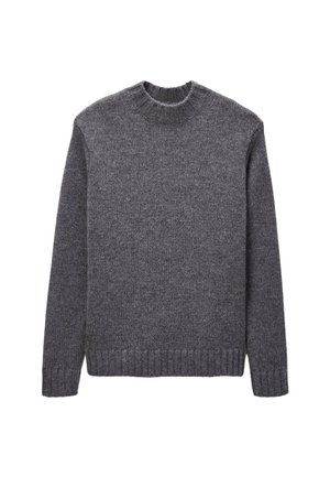 Pull gris tricoté avec un col rond, des manches longues et un ourlet côtelé. Le matériau semble doux et texturé. Design simple, uni.