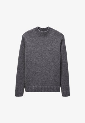 Pull gris tricoté avec un col rond, des manches longues et un ourlet côtelé. Le matériau semble doux et texturé. Design simple, uni.