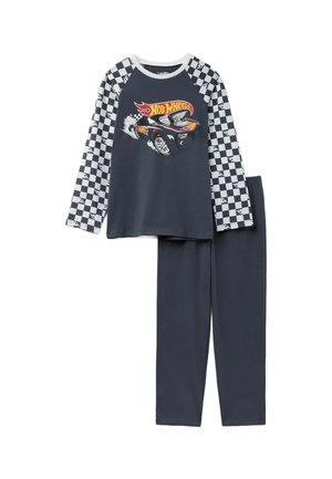 Dunkelblaue Schlafanzug-Set mit einem Langarmshirt, das karierte Ärmel und ein "Hot Wheels"-Auto-Design aufweist, kombiniert mit passenden einfarbigen Hosen.