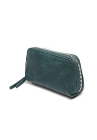 Pochette in pelle teal con zip argentata e linguette, mostrata da un angolo su uno sfondo bianco.