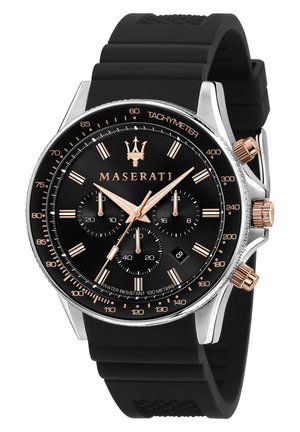 Orologio cronografo Maserati con quadrante nero, dettagli in oro rosa, cassa in acciaio inossidabile argentato e cinturino in gomma nera. Resistente all'acqua fino a 100 metri.