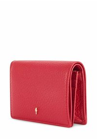 Czerwony skórzany portfel o teksturowanym wykończeniu, z akcentem w postaci złotego logo, kompaktowym prostokątnym kształcie i składanej konstrukcji.