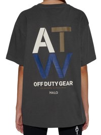 Person iført en mørkegrå oversized T-shirt med store "ATW" bogstaver og teksten "OFF DUTY GEAR 223 Aalborg Tactical Wing HALO" på bagsiden.