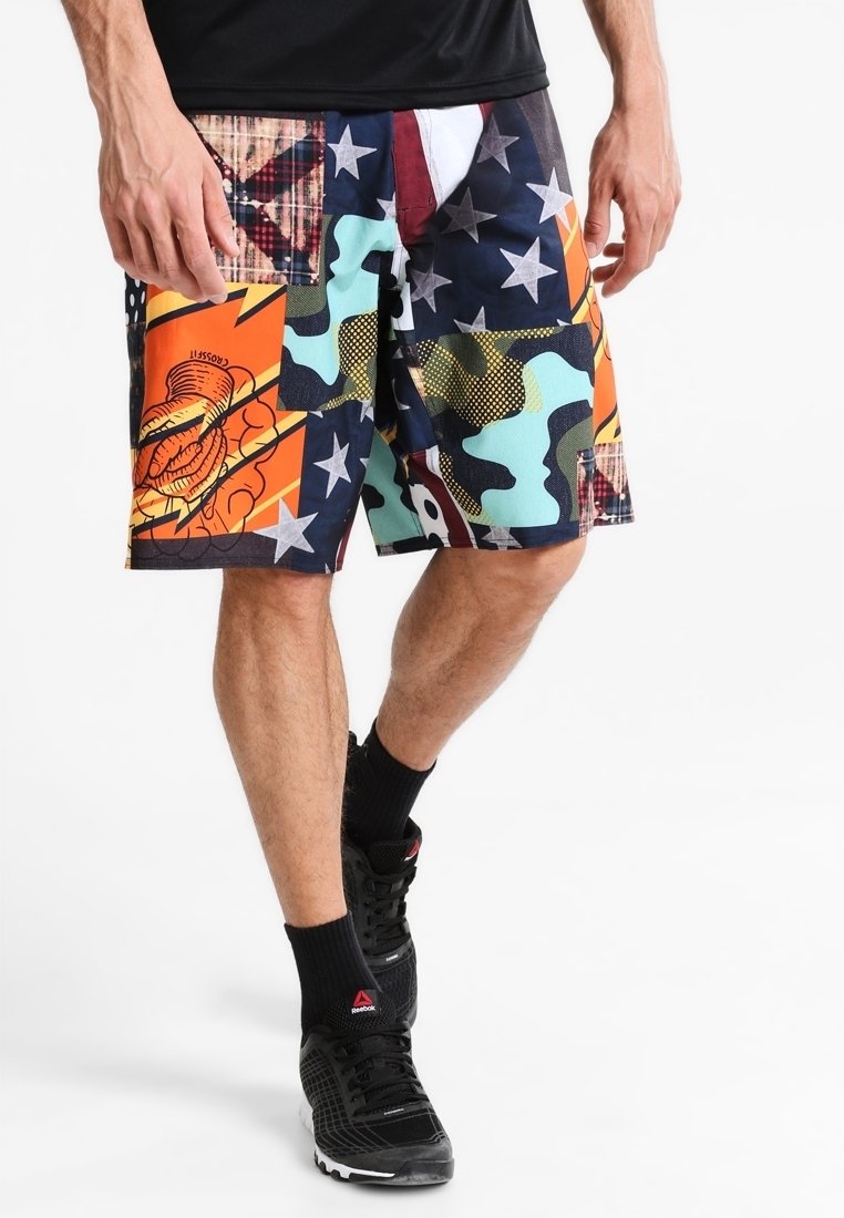 Färgglada cargoshorts med en patchwork-design som innehåller stjärnor, kamouflage och abstrakta mönster i livliga färger. Tillverkade av lättviktig tyg.