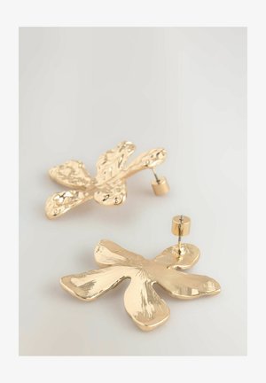 Zelta lapas formas auskari ar teksturētu virsmu, ar fiksācijas aizdari drošai piestiprināšanai. Vienkāršs dizains ar drosmīgu, mirdzošu apdari.