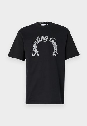 T-shirt en coton noir avec un imprimé courbé "Sporting Goods" en blanc. Design à manches courtes et col rond. Texture lisse.
