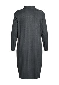 Sūtu apģērbs tumši pelēkā krāsā ar teksturētu kabeli, ar apkakli un garām piedurknēm, kas sasniedz vidusceļus.