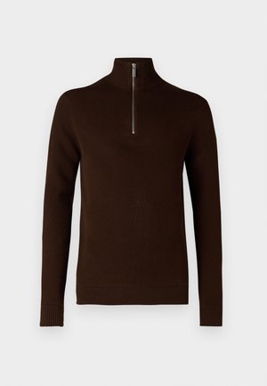 Maglione marrone a collo alto con zip quarti. Tessitura a coste sulle maniche e sul fondo. Tessuto a maglia morbido, adatto per essere indossato a strati.