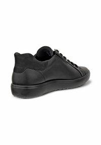 Sneaker in pelle nera caratterizzato da una texture liscia, forma arrotondata, accenti opachi a contrasto e colletto imbottito con chiusura a lacci.