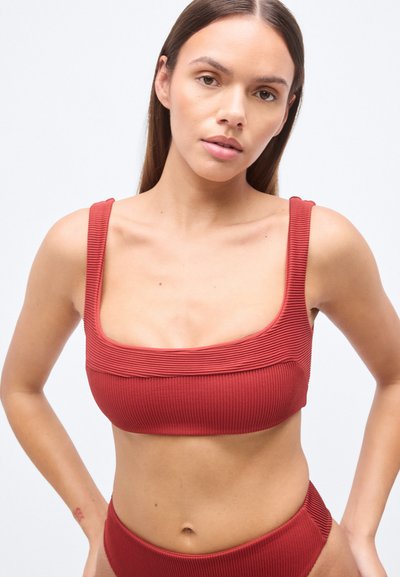Κόκκινο ριμπ τοπ μπικίνι με τετράγωνη λαιμόκοψη και χοντρές τιράντες, κατασκευασμένο από υλικό με υφή, διαθέτει άνετο σχεδιασμό χωρίς ραφές.