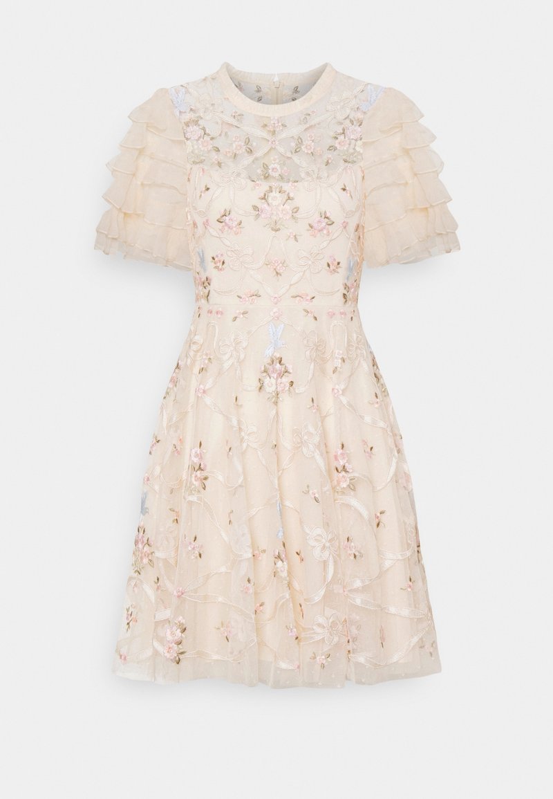 Robe trapèze crème avec manches à volants en étages, encolure en tulle transparent et broderie florale complexe rose et blanche sur l'ensemble.