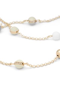 Guldtonet halskæde med blandede runde perler i hvid, grå og lys grøn. Det har små rhinestones som detaljer og et delikat kæde-design.