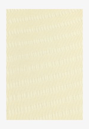 Gestrukturierte, weiche, cremefarbene Oberfläche mit subtilen Vertiefungen und Erhebungen, die ein Muster aus dünnen, abwechselnden Linien und erhabenen Formen bildet.