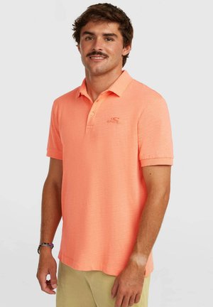 Polo met korte mouwen in levendig koraal, voorzien van een klassieke kraag, subtiele textuur en een klein geborduurd logo op de borst.