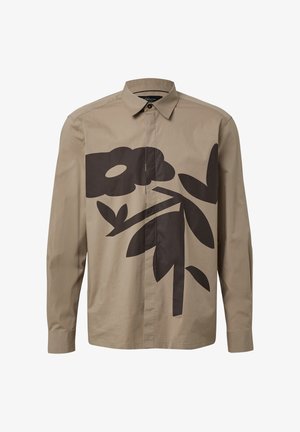 Koszula z długim rękawem w beżowym kolorze, z dużym ciemnym motywem kwiatowym po lewej stronie, z klasycznym kołnierzykiem i zapięciem na guziki.