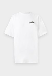 Camiseta blanca de manga corta con un pequeño estampado en el pecho que presenta una abeja, una flor y el texto "CONVERSE GRACIAS POR CRECER."