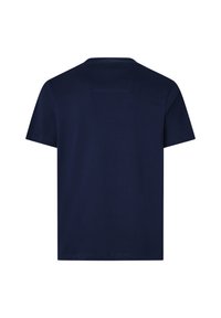 Granatowa bawełniana koszulka z krótkim rękawem, okrągłym dekoltem i prostokątnym detalem naszywki na górnej części pleców. Gładka tekstura, bez wzorów.