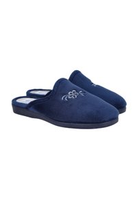 Pantuflas de forro polar azul marino con textura suave, diseño tipo slip-on, punteras redondeadas y detalle de bordado floral blanco en la parte superior.