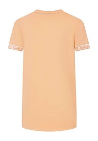 T-shirt de couleur pêche à manches courtes, col rond, avec des accents de texte blanc portant l'inscription "PARIS PROJECT" sur les ourlets des manches. Texture lisse.