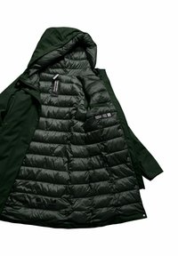 Giubbotto piumino verde scuro con interno trapuntato, cappuccio e diverse etichette all'interno. Materiale esterno liscio con finitura resistente all'acqua.