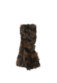 Écharpe en fausse fourrure marron avec un mélange de patchs marron foncé et clair, texture douce et design plié pour plus de chaleur.