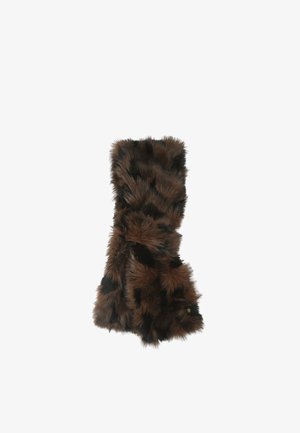 Écharpe en fausse fourrure marron avec un mélange de patchs marron foncé et clair, texture douce et design plié pour plus de chaleur.