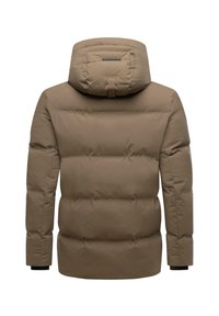 Brun polstret jakke med høy krage og avtakbar hette, med quiltede seksjoner og elastiske mansjetter for en tettsittende passform.