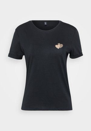 Zwarte t-shirt met korte mouwen van zachte katoen. Heeft opgerolde mouwen en een gouden hartpatroon op de linkerborst. Eenvoudig ontwerp met ronde hals.