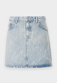 Gonna in denim azzurro chiaro con lavaggio sbiadito, dotata di chiusura con bottoni anteriori e motivo in logo "Hugo" su tutta la superficie. Stile a cinque tasche.