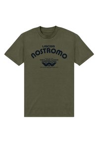 Camiseta de algodón verde oliva con las inscripciones "USCSS Nostromo" y "Weyland-Yutani Corporation" impresas en fuente azul marino, con diseño de cuello redondo.