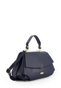 Dunkelblaues Lederhandtasche mit strukturierter Form, umklappbarer Klappe, goldenen Hardware-Details, abnehmbarem Tragegurt und strukturiertem Oberflächenmaterial.