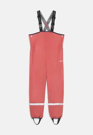 Salopette impermeabile rossa con spallacci neri regolabili, vita elastica, strisce riflettenti bianche alle caviglie e logo del marchio in bianco.