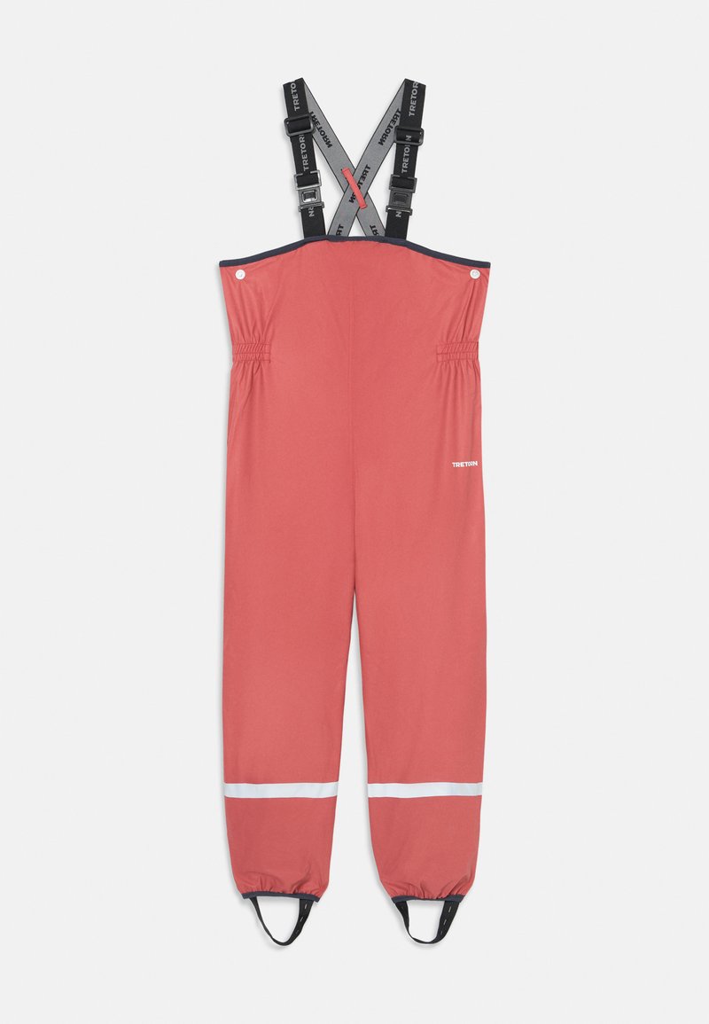 Rode waterdichte overalls met verstelbare zwarte schouderbanden, elastische taille, reflecterende witte strepen bij de enkels en het merklogo in het wit.