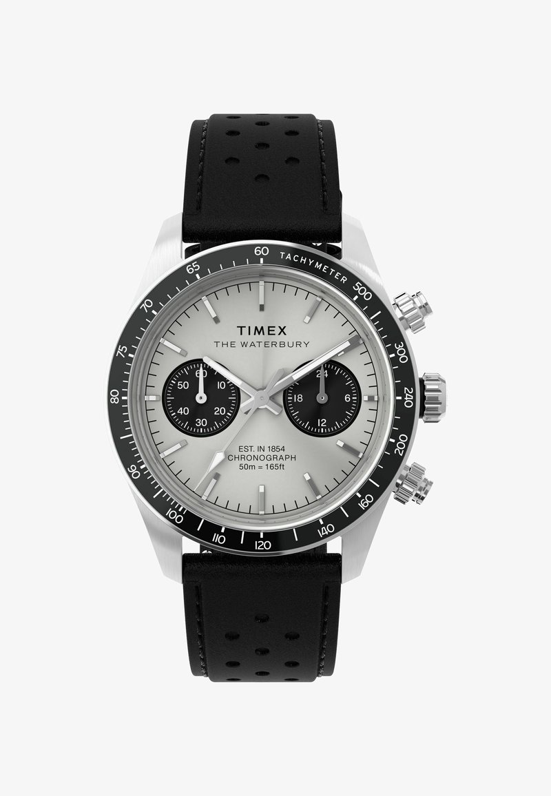 Silberner Chronograph mit einer schwarzen Tachymeter-Lünette, zwei schwarzen Zifferblättern und einem schwarzen perforierten Lederarmband. Der Text enthält "TIMEX THE WATERBURY."