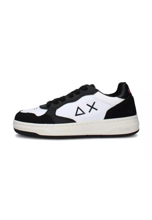 Scarpa con tomaia bianca caratterizzata da dettagli neri e design triangolari, punta e tallone in suede nero testurizzato e suola bianca piatta.