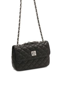 Sac à bandoulière en cuir noir matelassé avec une bandoulière chaîne argentée et un fermoir métallique rectangulaire sur le rabat avant.