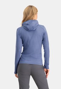 Blauwe lange mouw met capuchon jack met een gladde textuur en een getailleerd ontwerp, waarbij een gebogen zoom en gestikte details aanwezig zijn.