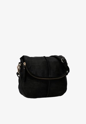 Sac bandoulière en cuir noir avec rabat avant fermé par une fermeture éclair dorée et une bandoulière réglable avec une boucle argentée.